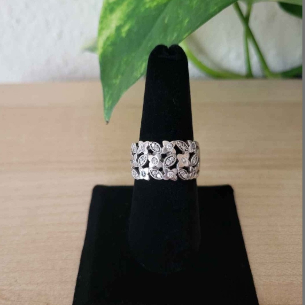 Elegant Silver Leaf Pattern Ring